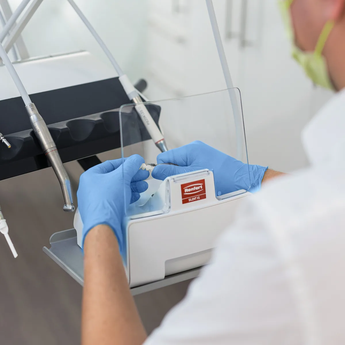 Renfert SILENT XS in use – mobile extraction at the treatment chair